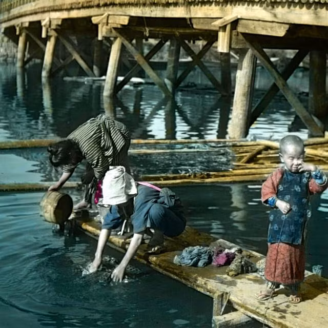 Những người phụ nữ Nhật Bản đang giặt quần áo bên bờ sông.