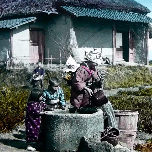 Người phụ nữ Nhật Bản và các con đang lấy nước từ giếng nước gần nhà. Ảnh: sina.com.cn.
