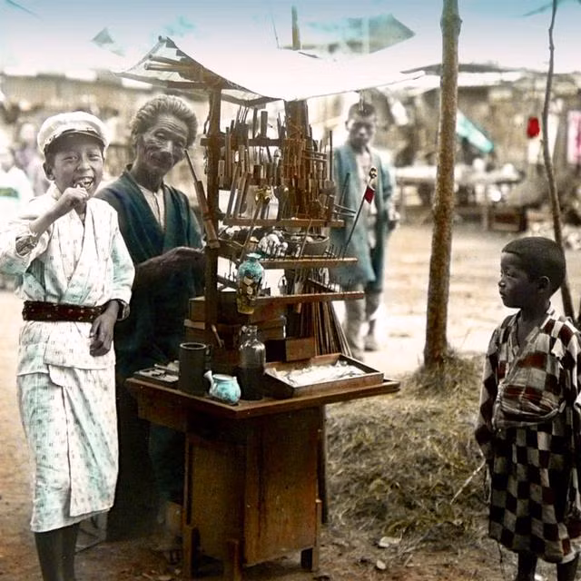 Cậu bé người Nhật cười tươi bên gánh hàng rong ven đường. Ảnh: sina.com.cn.