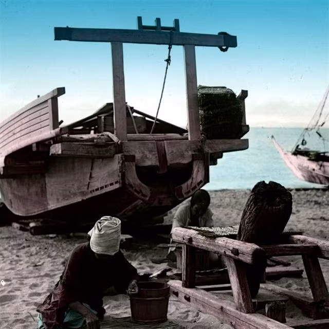 Một làng chài ven biển với những người phụ nữ chăm chỉ làm việc.