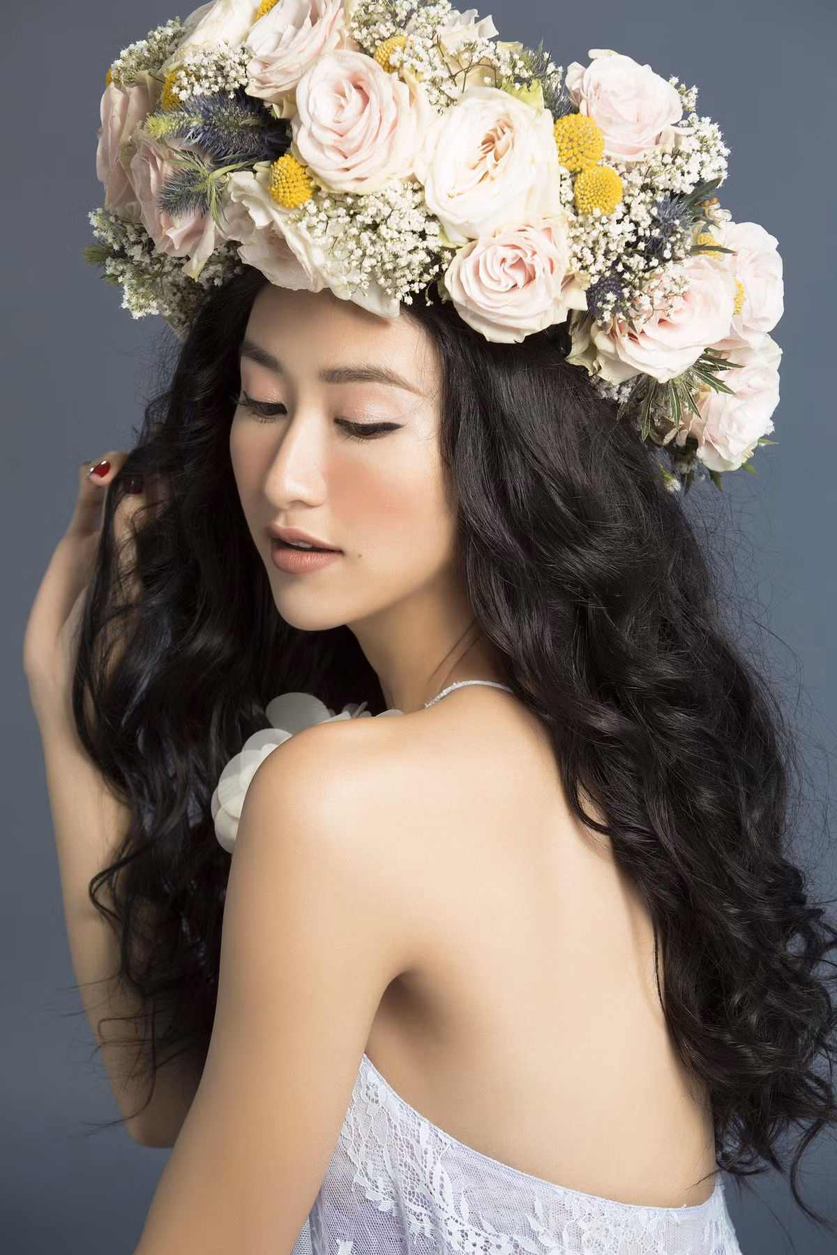 Phụ nữ tuổi Dậu luôn luôn xinh đẹp dù bất cứ ở độ tuổi nào. Ngoài ra, con giáp này cũng rất giỏi trong kinh doanh, đầu tư luôn có lời, rất nhiều người trong số họ trở thành “nữ cường nhân”. Do tích lũy được khối tài sản khổng lồ, nên từ trung vận , phụ nữ tuổi Dậu sẽ có cuộc sống giàu sang. Ảnh: afamily.vn. 