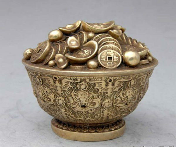 Do có cát tinh “Thiên Tài” trấn tọa, người tuổi Hợi không những được thăng chức, tăng lương, mà những nguồn thu phụ, những khoản tiền bên ngoài cũng thi nhau chảy vào túi họ. Ảnh: kienthuc.net.vn.