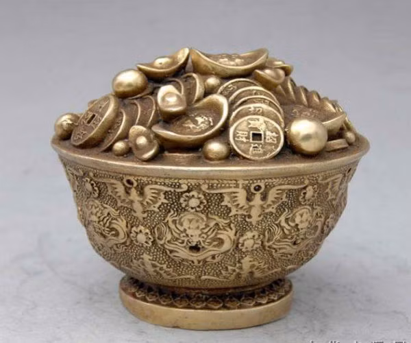 Do có cát tinh “Thiên Tài” trấn tọa, người tuổi Hợi không những được thăng chức, tăng lương, mà những nguồn thu phụ, những khoản tiền bên ngoài cũng thi nhau chảy vào túi họ. Ảnh: kienthuc.net.vn.