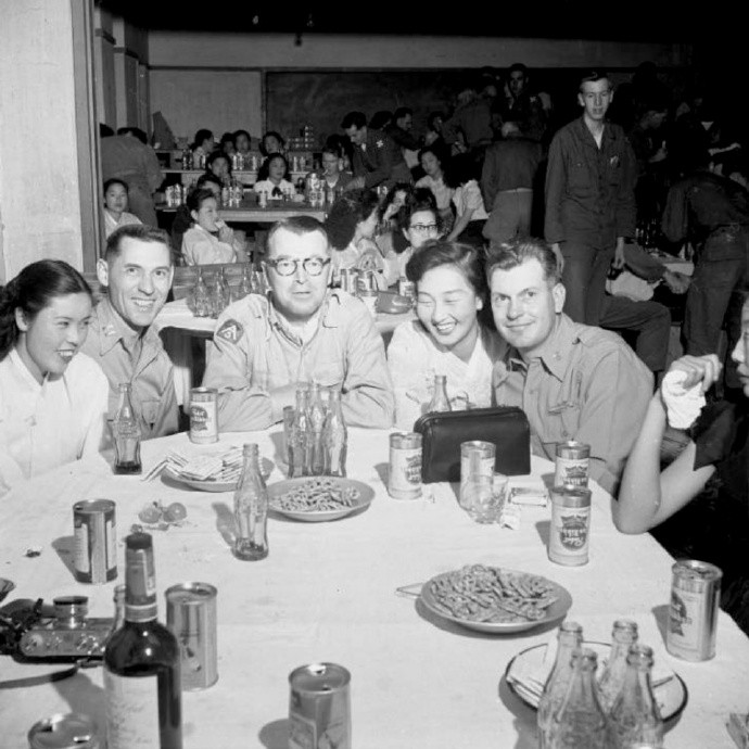 Quang cảnh trong một nhà hàng, những người lính Mỹ ngồi cạnh những cô gái. Ảnh: sina.com.cn. 