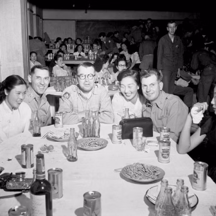 Quang cảnh trong một nhà hàng, những người lính Mỹ ngồi cạnh những cô gái. Ảnh: sina.com.cn. 