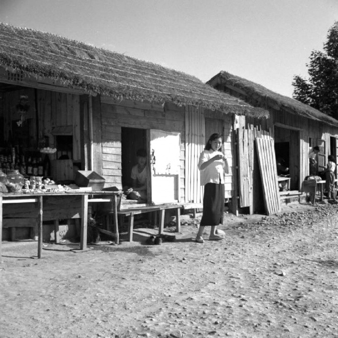 Một cô gái Hàn Quốc xinh đẹp đang đứng trước cửa hàng tạp hóa. Ảnh: sina.com.cn.