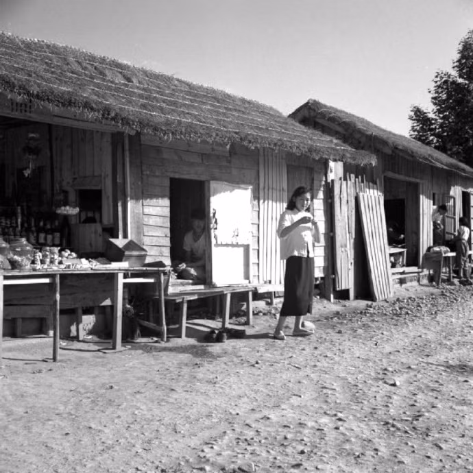 Một cô gái Hàn Quốc xinh đẹp đang đứng trước cửa hàng tạp hóa. Ảnh: sina.com.cn.