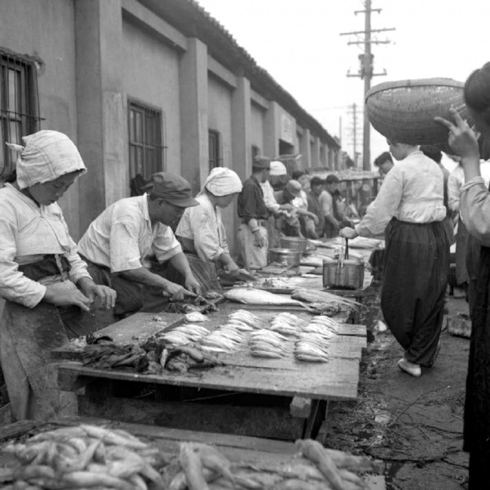 Chợ cá tấp nập kẻ bán người mua. Ảnh: sina.com.cn.