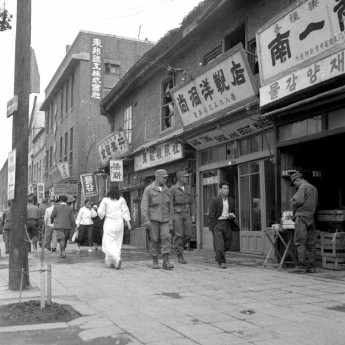 Đường phố đông đúc người qua lại. Hai bên đường treo đầy những biển quảng cáo được viết bằng Hán tự. Ảnh: sina.com.cn.