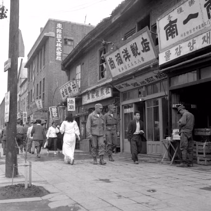 Đường phố đông đúc người qua lại. Hai bên đường treo đầy những biển quảng cáo được viết bằng Hán tự. Ảnh: sina.com.cn.