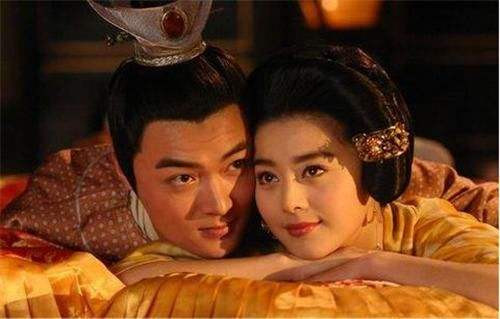 Chẳng bao lâu sau, sủng phi Võ Huệ Phi của Đường Huyền Tông qua đời. Đường Huyền Tông vô cùng đau khổ, có người đã nói với ông ta về Dương Ngọc Hoàn với sắc đẹp như tiên như ngọc, chính vì thế Đường Huyền Tông bắt đầu cảm thấy có hứng thú với con dâu của mình. Tạo hình của Thọ Vương Lý Mạo và Dương Ngọc Hoàn trên phim, nguồn: baidu.com.