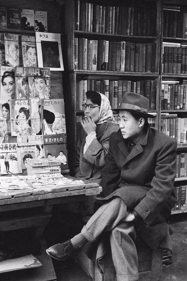 Một quầy sách, báo ở trên đường phố Seoul. Ảnh: sina.com.cn