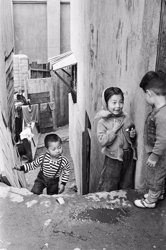 Những em bé đáng yêu đang vui chơi trong một ngõ nhỏ ở Seoul. Ảnh: sina.com.cn