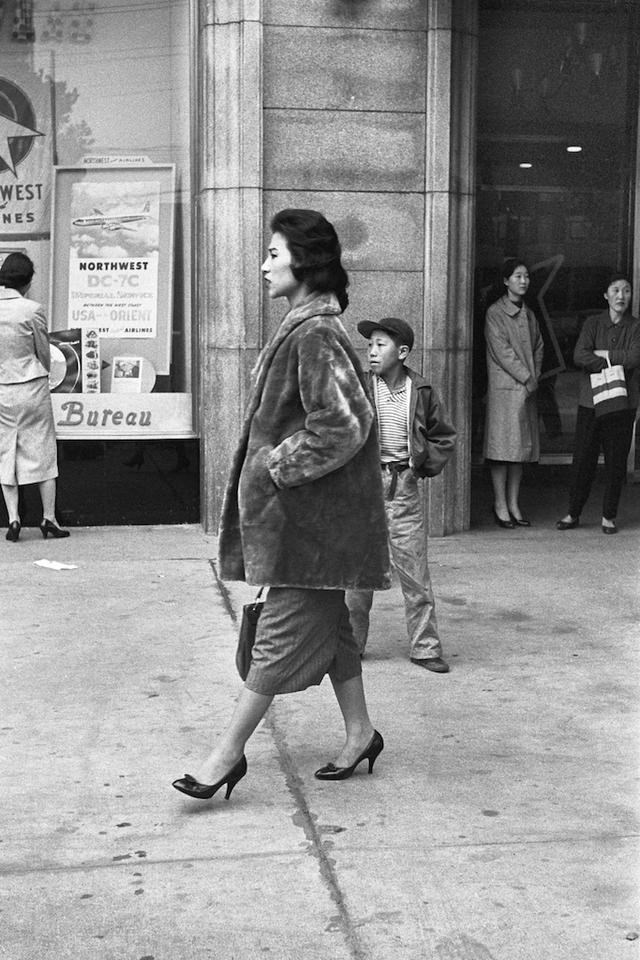 Người phụ nữ sành điệu bước đi trên đường phố. Ảnh: sina.com.cn