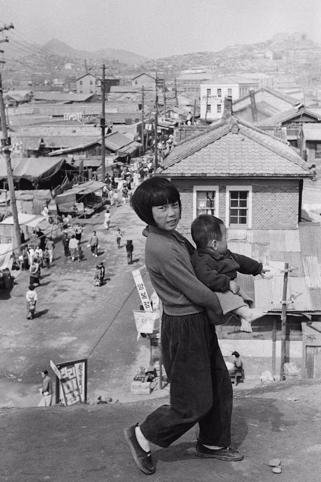 Hai chị em gái người Hàn Quốc bế nhau đi trên đường. Ảnh: sina.com.cn 