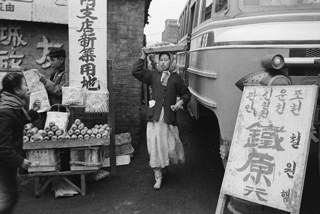 Người phụ nữ bán hoa quả rong trên đường phố Seoul. Ảnh: sina.com.cn