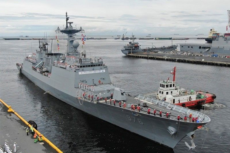 Hàn Quốc đã thâm nhập vào ngành đóng tàu của Mỹ. Hanwha Ocean Co gần đây đã mua lại xưởng đóng tàu của Hải quân Mỹ ở Philadelphia, và giành được hợp đồng đầu tiên cho Hàn Quốc để đại tu một tàu của Hải quân Mỹ. Đối thủ cạnh tranh chính của Hanwha tại Hàn Quốc, HD Hyundai Heavy Industries, gần đây đã trình bày một kế hoạch đóng tàu với Chính phủ Mỹ, theo một báo cáo từ hãng tin Chosun của Hàn Quốc. Ảnh: @Philstar.com. 