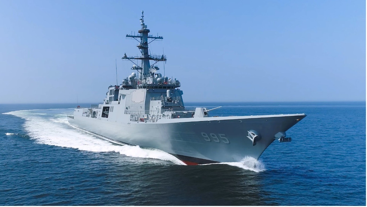 “Chúng tôi có hơn 250 kỹ sư có thể thiết kế và đóng tàu Aegis với hiệu suất tương đương với tàu của Mỹ. HD Hyundai Heavy Industries là công ty đóng tàu duy nhất tại Hàn Quốc trực tiếp thiết kế và đóng tàu Aegis. Công ty này cũng đang trực tiếp đóng năm trong số sáu tàu Aegis mà Hải quân Hàn Quốc sẽ sở hữu”. Woo-man ví tàu Aegis như tàu khu trục tên lửa dẫn đường lớp Arleigh Burke của Mỹ. Ảnh: @Asia Pacific Defence Reporter.