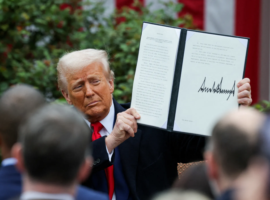 Trong thời gian tạm thời, Mỹ có thể mua tàu tiên tiến từ các quốc gia nước ngoài thân cận. Trump không nói rõ, liệu ông đang nói về tàu thương mại, tàu hải quân hay cả hai. Ảnh: @Al Jazeera.