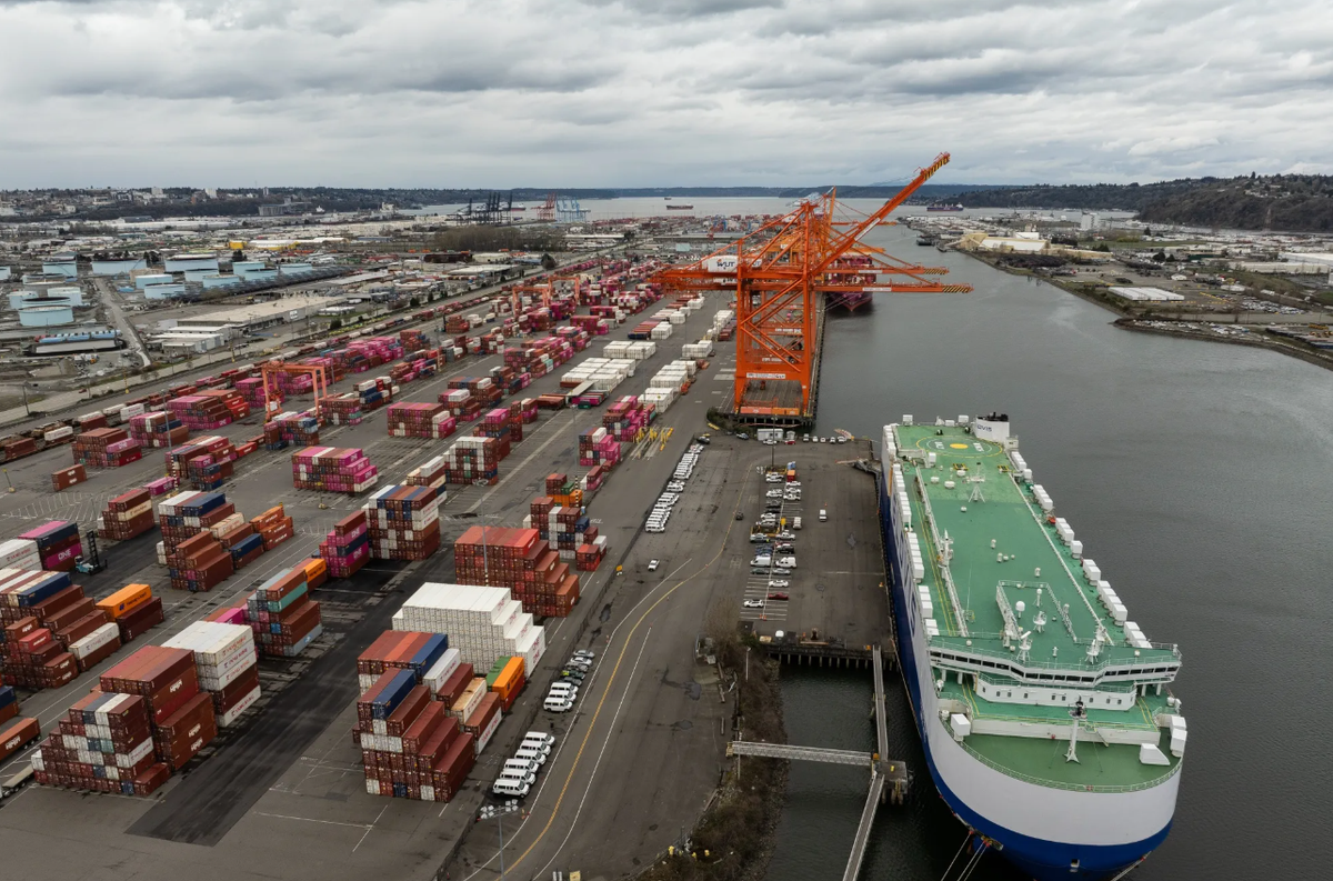 Ngoài ra, ông còn nói thêm: “Vì vậy, chúng tôi có thể đặt hàng những con tàu hàng đầu từ những quốc gia đó. Và trong một khoảng thời gian khá ngắn sau đó, chúng tôi sẽ tự đóng tàu của mình. Vì vậy, chúng tôi có thể sẽ phải trình lên Quốc hội về việc này”. Ảnh: @Bloomberg.