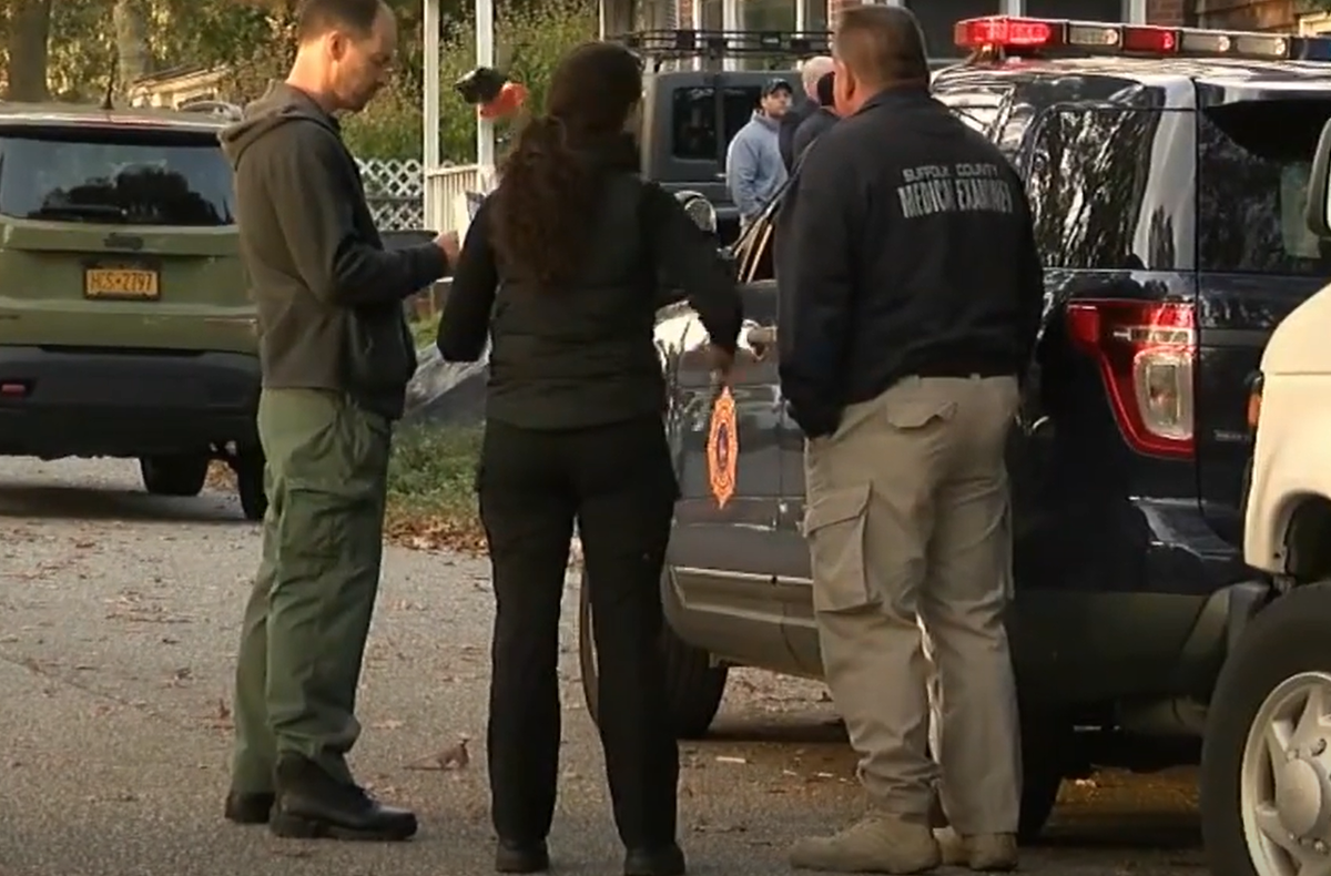 Cuối cùng, Michael Carroll đã tìm thấy hài cốt của cha mình, sau khi đào sâu xuống cách sàn nhà 1,8 mét. Thậm chí, hộp sọ của George cho thấy có dấu hiệu chấn thương. Ảnh: @Eyewitness News ABC7NY.