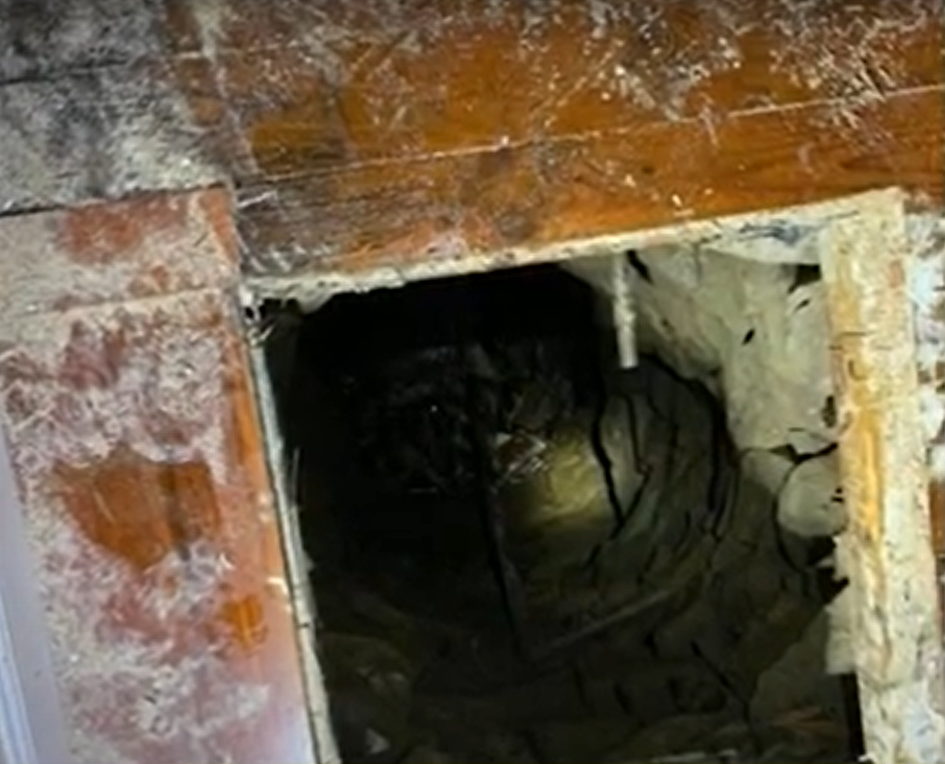 Thực tế, đây là một cái giếng, nhưng may mắn anh ấy không rớt thẳng xuống đáy giếng, mà bám được vào thành giếng bằng đá. Anh ấy cố gắng bám vào thành giếng cho đến khi đội cứu hộ tới cứu. Ảnh: @Eyewitness News ABC7NY.