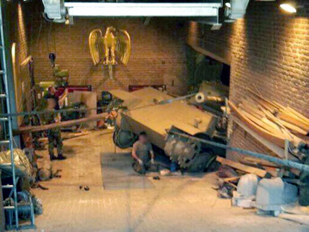 Việc sở hữu những kỷ vật của Đức Quốc xã bị chỉ trích, và điều đó là đúng. Nhiều gia đình hiếu kỳ, tò mò đã giấu lá cờ, bình đựng rượu, hoặc thậm chí khẩu súng lục Luger của Đức Quốc xã, họ bọc nó trong chiếc vỏ gối, hay nhét nó vào giữa những thứ khác rất khó nhận thấy. Ảnh: @Reddit.