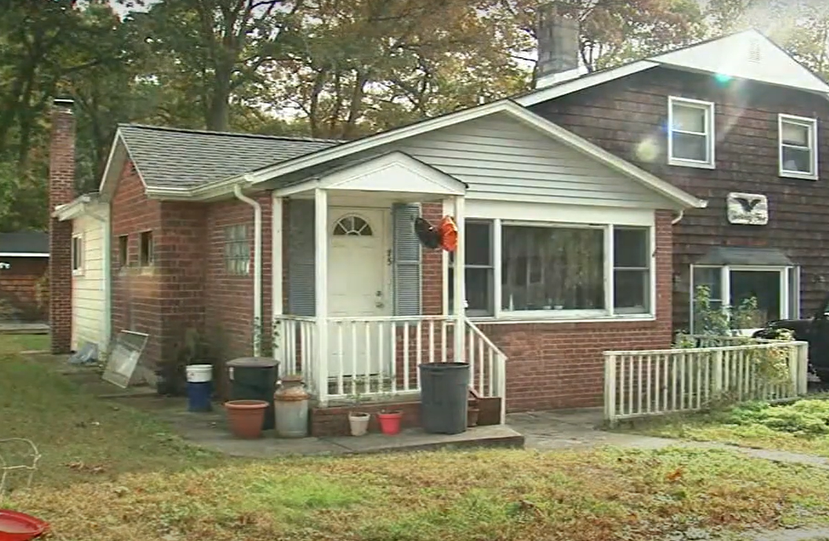 Bản thân mẹ của Michael Carroll đã qua đời vào năm 1998, trước thời điểm đào sàn nhà, thế nên điều đó có nghĩa là Michael Carroll không bao giờ được biết câu chuyện về cách cha mình đã mất và nằm sâu dưới sàn nhà. Ảnh: @Eyewitness News ABC7NY.