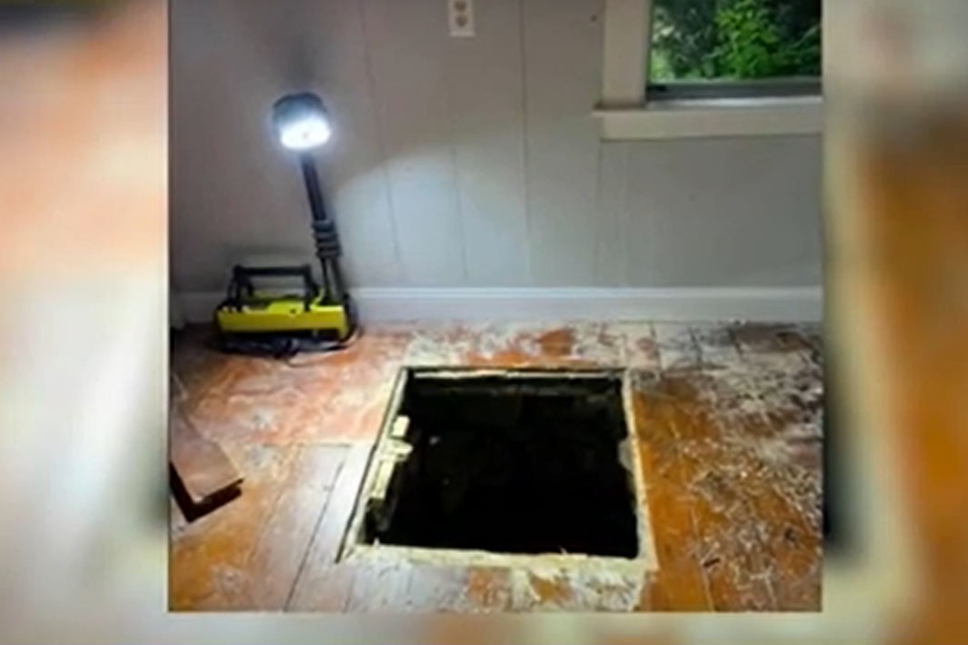 Christopher Town đang giúp bạn mình chuyển đồ đạc vào nhà mới thì nghe thấy tiếng nứt. Bất ngờ sàn nhà sụp xuống, và Christopher Town lao xuống vùng bóng tối sâu 6 mét bên dưới. Ảnh: @Eyewitness News ABC7NY.