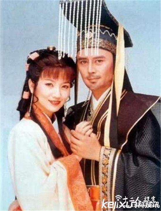 Chỉ là sau này khi Doanh Chính về Tần Quốc nên hai người không có cơ hội gặp mặt. Nay hai người lại gặp nhau nơi đây đúng là có duyên tương phùng. Sau này nhờ có sự thuyết phục của A Phòng, mà các bộ lạc phía Nam với Tần quốc hòa giải. Lúc này Doanh Chính mới bộc lộ tình cảm với A Phòng và muốn cho cô một danh phận. Ảnh: Tạo hình A Phòng và Doanh Chính trên phim. Nguồn: duitang.com.