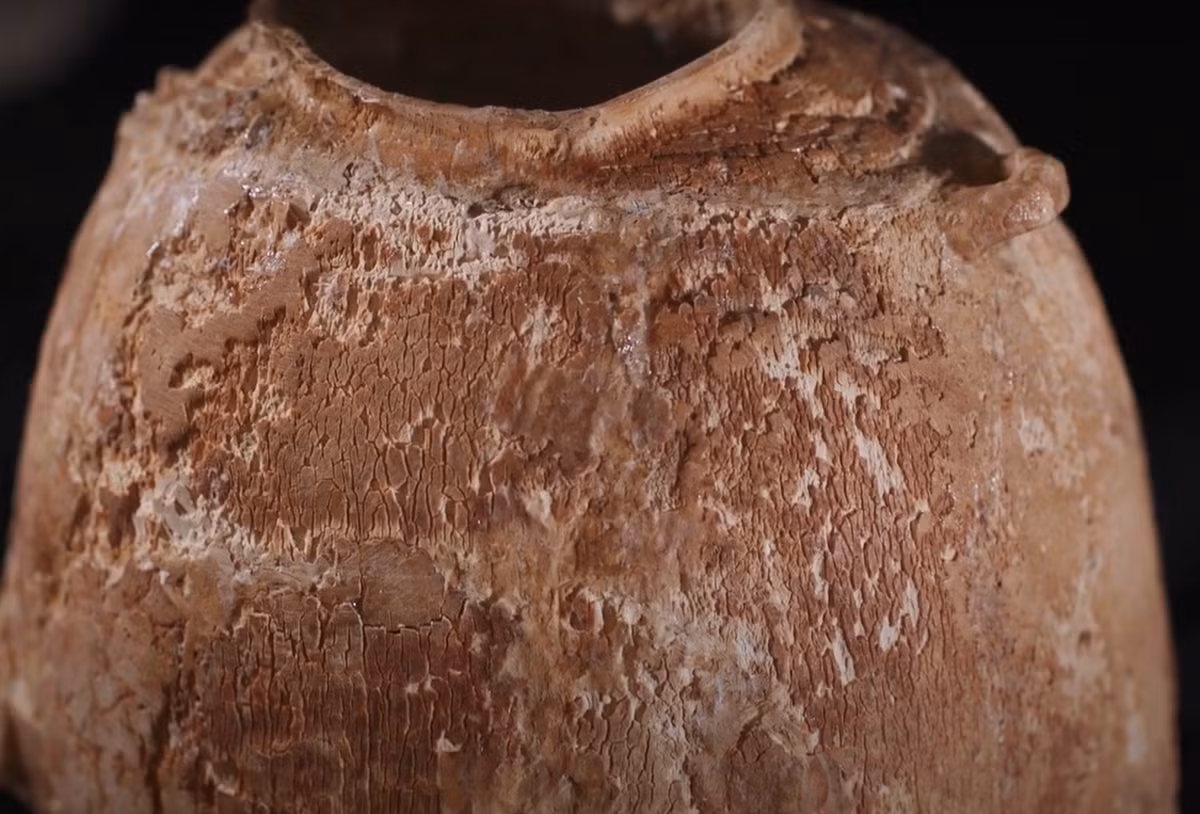 Sau đó, người dân Israel cổ đại đã tự tay chạm khắc nên chiếc bình từ chiếc ngà voi nhập khẩu đó. Ảnh: @Cơ quan Cổ vật Israel.
