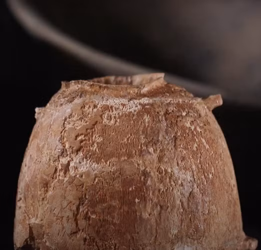 Với đường kính khoảng 20 cm, chiếc bình ngà voi này được gọi là amphoriskos, có thiết kế độc đáo với vết tích tay cầm đối xứng trang trí ngay vị trí cổ bình nối với đế bình. Ảnh: @Cơ quan Cổ vật Israel.