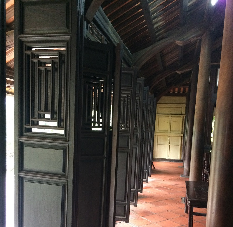 Toàn bộ hệ khung kết cấu nhà được làm bằng gỗ, liên kết mộng hoàn toàn.