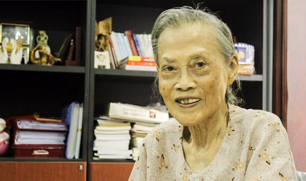 Kể lại khoảnh khắc xúc động đó, GS Lê Thi tâm sự: "Khi bài quốc ca vang lên là lúc lá cờ Tổ quốc được từ từ kéo lên, quốc ca vừa kết thúc cũng là lúc lá cờ đỏ sao vàng bay phấp phới trên lễ đài trong tiếng vỗ tay vang rền của hàng vạn người dân có mặt tại Quảng trường Ba Đình… Lúc đó chúng tôi thở phào nhẹ nhõm, vui sướng, nước mắt bỗng ứa ra vì xúc động xen lẫn tự hào".