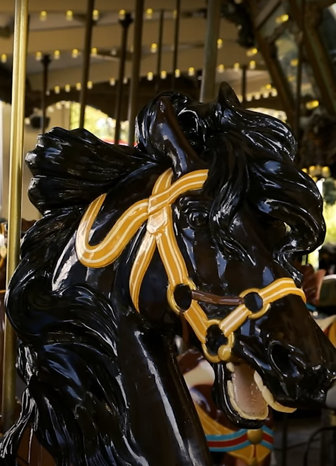 Một số người thậm chí còn khẳng định rằng, hồn ma đó không ai khác chính là vợ của kiến trúc sư tạo nên vòng xoay ngựa gỗ này, ông ấy tên là Daniel Muller. Daniel Muller đã tạc một con ngựa gỗ đặc biệt để làm quà tặng cho bà lúc còn sống. Ảnh: @Ghost Encounters.