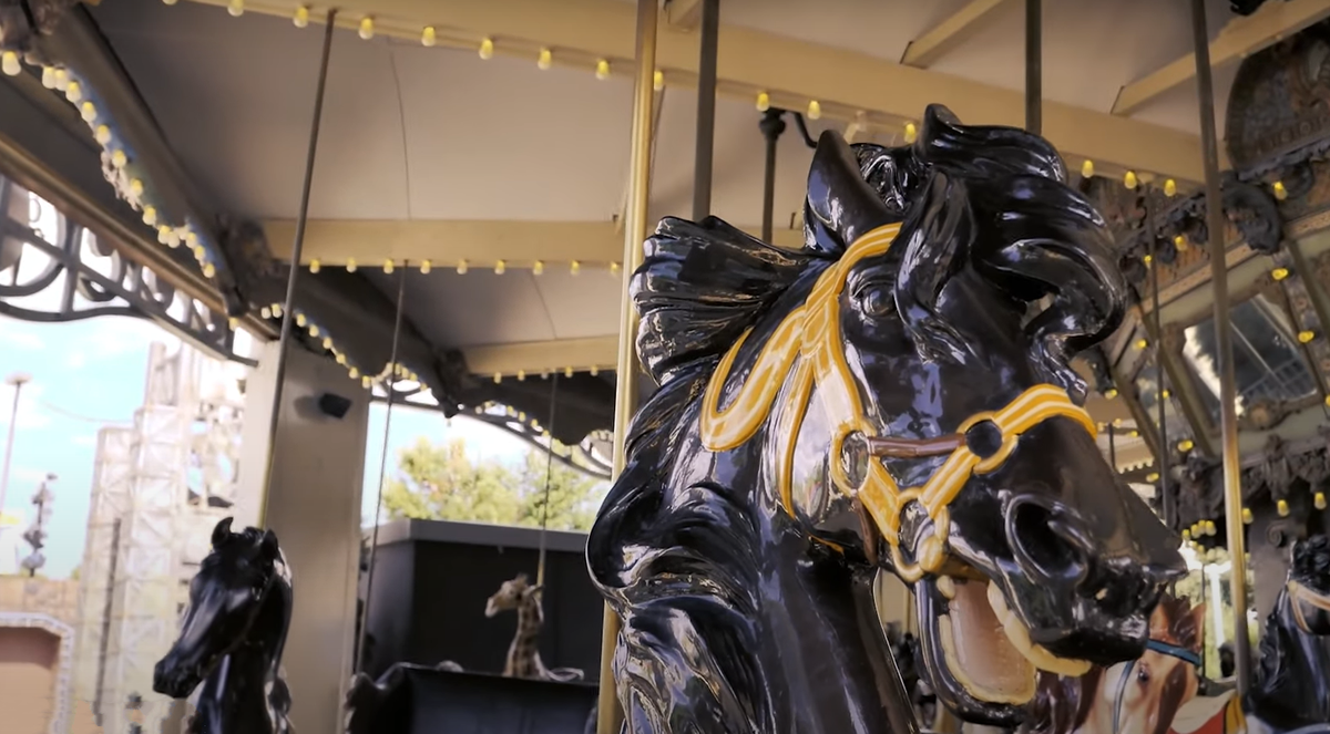 Truyền thuyết kể lại rằng, nhiều người đã nhìn thấy một hồn ma mặc đồ trắng cưỡi Vòng xoay đu quay ngựa gỗ sau khi trời tối, khi tiếng nhạc ma quái vang lên. Ảnh: @Ghost Encounters.