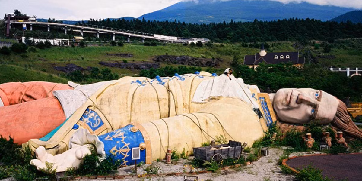 Một trong những tàn tích trông kỳ lạ nhất là bức tượng Gulliver dài 45 mét, bị ngã xuống đất và mục nát. Ảnh: @ThePodCastDojo. 