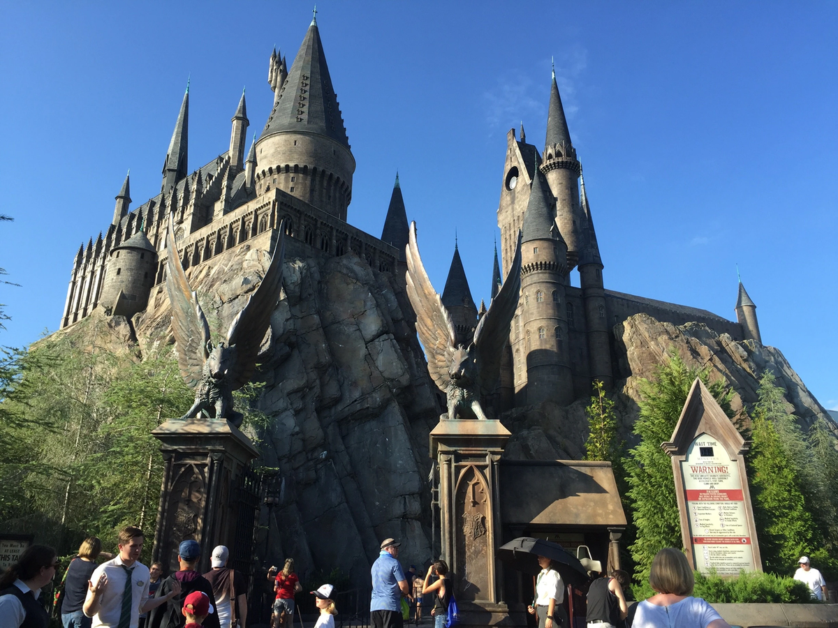 Một số người nói rằng, hồn ma của diễn viên Lon Chaney có thể được nhìn thấy trong trang phục của Bóng ma nhà hát lảng vảng trong công viên. Ảnh: @Expedia.