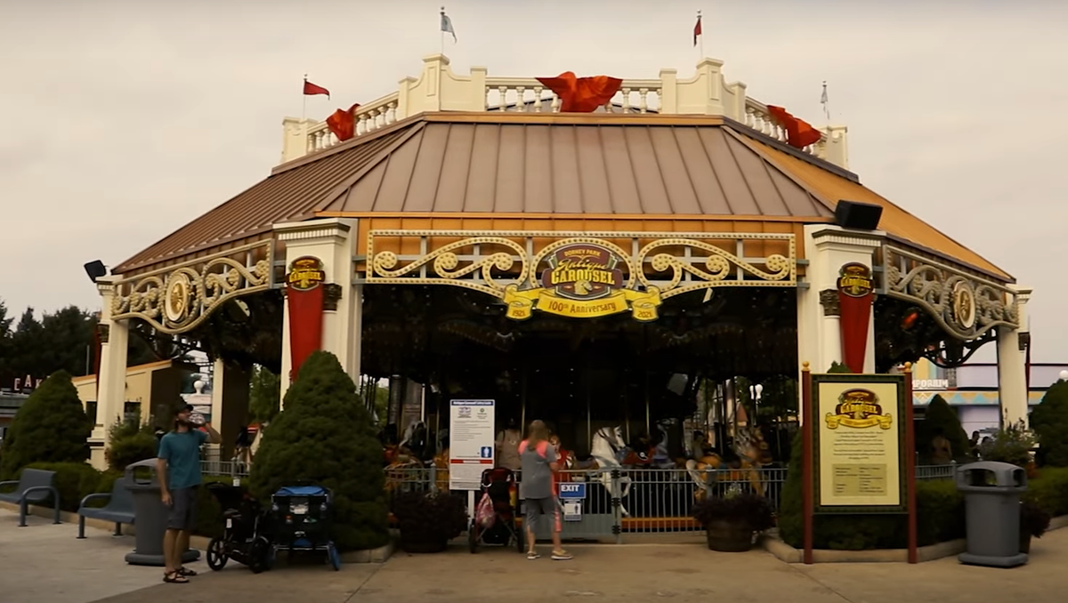 Tuy nhiên, vòng xoay đu quay ngựa gỗ này không chỉ dùng để giải trí vào ban ngày, mà nó còn trở thành hiện trường của một sự kiện huyền bí rùng rợn. Ảnh: @Ghost Encounters.