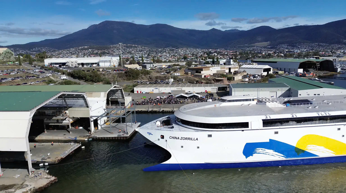 Soi tau thuy dien chay bang pin lon nhat the gioi ha thuy tai Uc