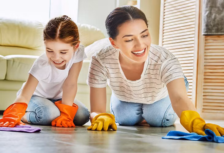 Để làm sạch nhà, cần phải giảm lượng bụi và các vi sinh vật. Tốt nhất, hãy lau nhà bằng vải ẩm; giữ độ ẩm trong nhà dưới 60% để tránh nấm mốc và vi khuẩn phát triển. Nên dùng máy hút bụi có bộ lọc HEPA để tránh khuấy động những hạt bụi đã tồn tại trước đó.