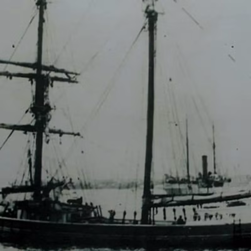 Tuy nhiên, toàn bộ thủy thủ đoàn, bao gồm thuyền trưởng, gia đình ông và bảy thành viên phi hành đoàn, đã biến mất kỳ lạ không một dấu vết. Ảnh: @britannica.