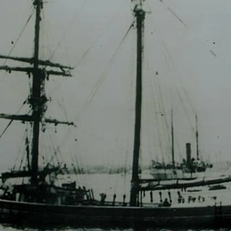 Tuy nhiên, toàn bộ thủy thủ đoàn, bao gồm thuyền trưởng, gia đình ông và bảy thành viên phi hành đoàn, đã biến mất kỳ lạ không một dấu vết. Ảnh: @britannica.