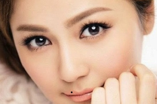 Nốt ruồi ở môi trên, không lo thiếu ăn thiếu mặc: Nốt ruồi ở môi trên trong nhân tướng học là biểu tượng cho sự no đủ, không lo thiếu ăn, thiếu mặc. Ngoài việc thường xuyên được người khác mời đi ăn, đồng thời cũng là người biết ăn ngon. Đặc biệt, người có nốt ruồi ở môi trên thường có các mối quan hệ xã hội rất tốt và vận đào hoa sáng. Ảnh: tuvikhoahoc.com.