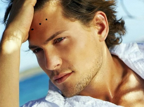 Bảy vị trí nốt ruồi đại quý trên trán: Bảy vị trí nốt ruồi trên trái từ trái sang phải lần lượt là nốt ruồi điền trạch, nốt ruồi phú quý, nốt ruồi cát tường, nốt ruồi điền trạch, nốt ruồi quan lộc, nốt ruồi phú quý. Đó là những nốt ruồi cực kỳ hiếm gặp. Ảnh: cachlammoi.com.