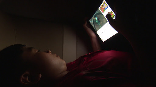 Ngoài ánh sáng mặt trời, ánh sáng nhân tạo cũng ảnh hưởng đến việc sản xuất melatonin. Đây là lý do nếu buổi tối bật điện sáng, xem tivi, điện thoại sẽ khó ngủ, thậm chí là mất ngủ. Vì các ánh sáng này khiến melatonin không sản xuất hoặc sản xuất rất ít.