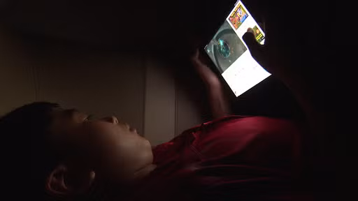 Ngoài ánh sáng mặt trời, ánh sáng nhân tạo cũng ảnh hưởng đến việc sản xuất melatonin. Đây là lý do nếu buổi tối bật điện sáng, xem tivi, điện thoại sẽ khó ngủ, thậm chí là mất ngủ. Vì các ánh sáng này khiến melatonin không sản xuất hoặc sản xuất rất ít.