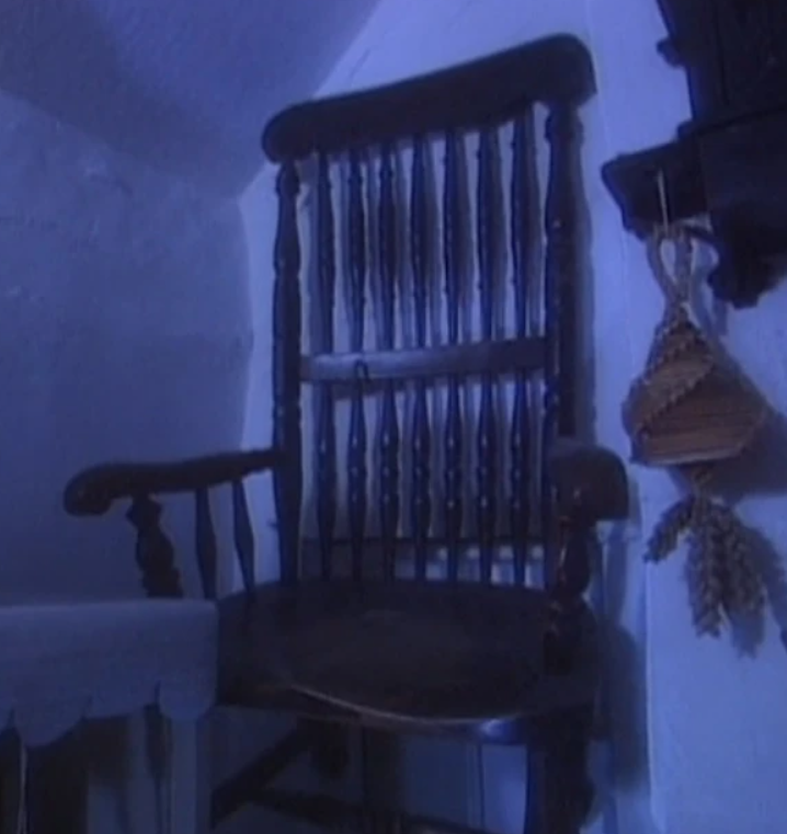 Trong Thế chiến II, một nhóm phi công Canada đã đến quán rượu này, thử ngồi lên ghế và sau đó không bao giờ trở về sau khi nhiệm kết thúc. Ảnh:@unsolvedmysteries.