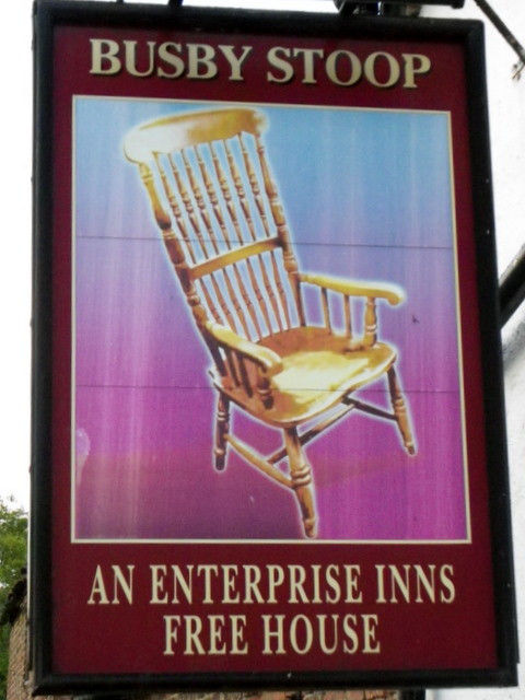 Truyền thuyết kể rằng, Thomas Busby đã giết cha vợ mình, Daniel Auty, gần thị trấn Thirsk ở Bắc Yorkshire. Bị kết án treo cổ tại quán rượu Busby Stoop, Busby yêu cầu được dừng lại một lần trước khi lên giá treo cổ. Ảnh: @Wikipedia.