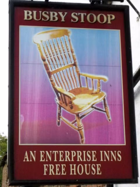 Truyền thuyết kể rằng, Thomas Busby đã giết cha vợ mình, Daniel Auty, gần thị trấn Thirsk ở Bắc Yorkshire. Bị kết án treo cổ tại quán rượu Busby Stoop, Busby yêu cầu được dừng lại một lần trước khi lên giá treo cổ. Ảnh: @Wikipedia.